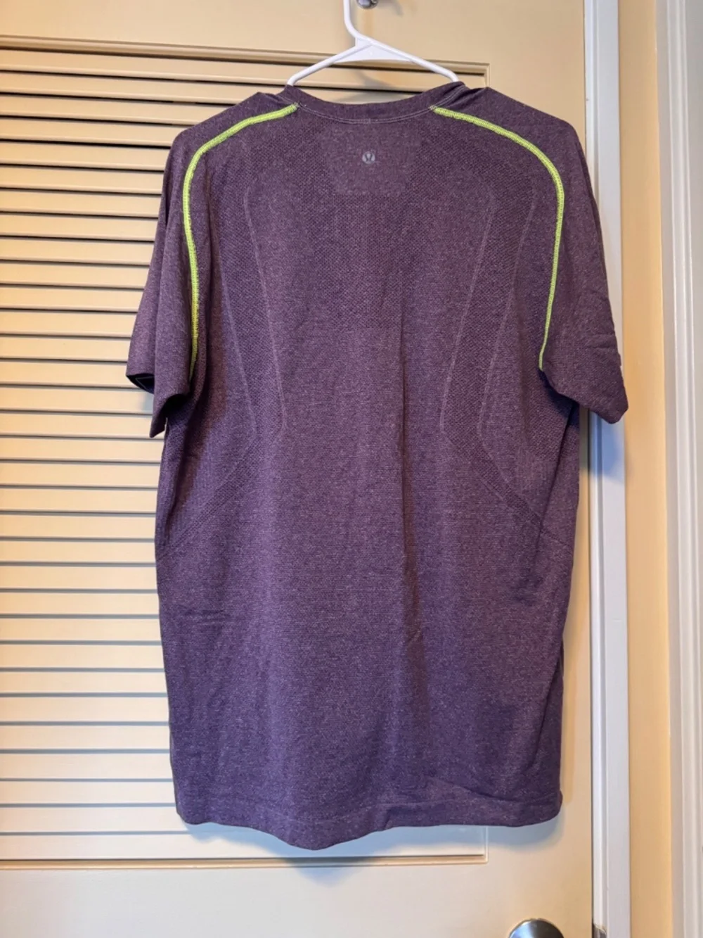 Lululemon Men short sleeve size L ( buy 3 or more get additional 15% off)